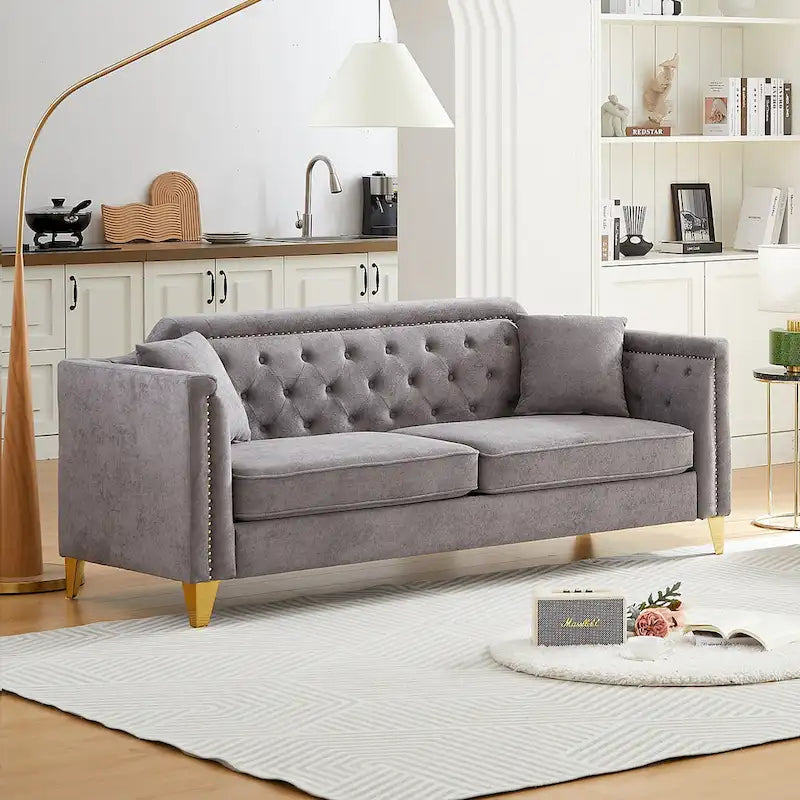 Divano tufted a 3 posti in ciniglia grigio 61.5 con braccioli e borchie in rame, 2 cuscini
