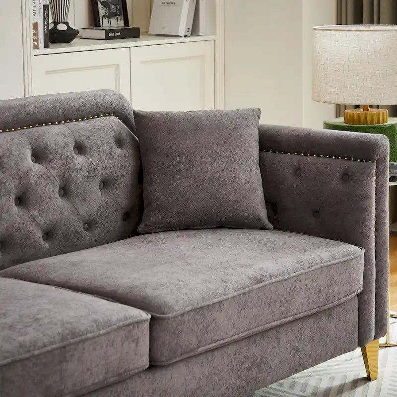 Divano tufted a 3 posti in ciniglia grigio 61.5 con braccioli e borchie in rame, 2 cuscini