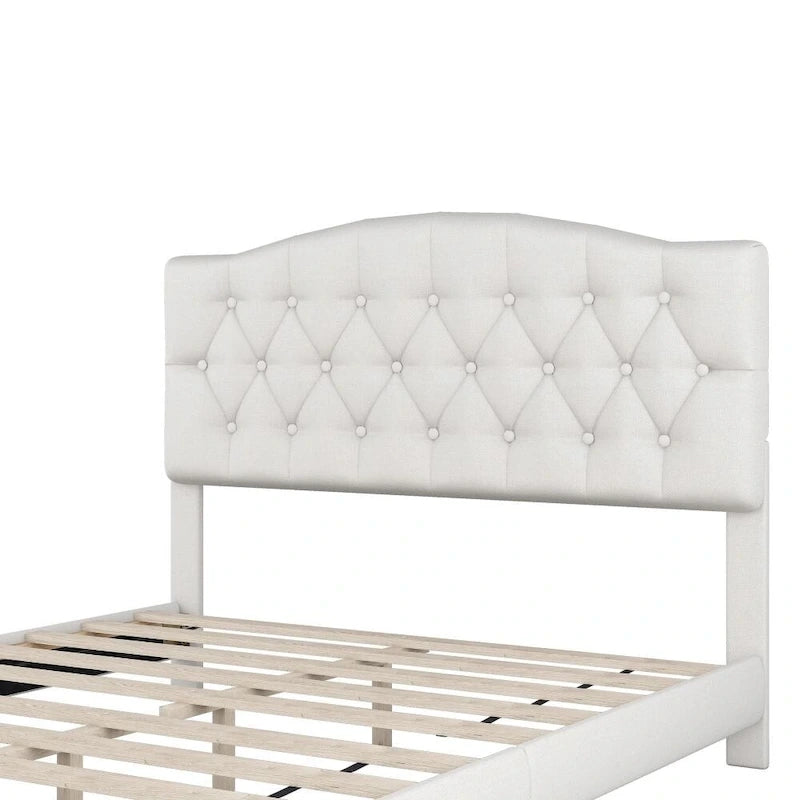 Letto imbottito con piattaforma con testiera curva a sella e dettagli trapuntati a rombi, beige