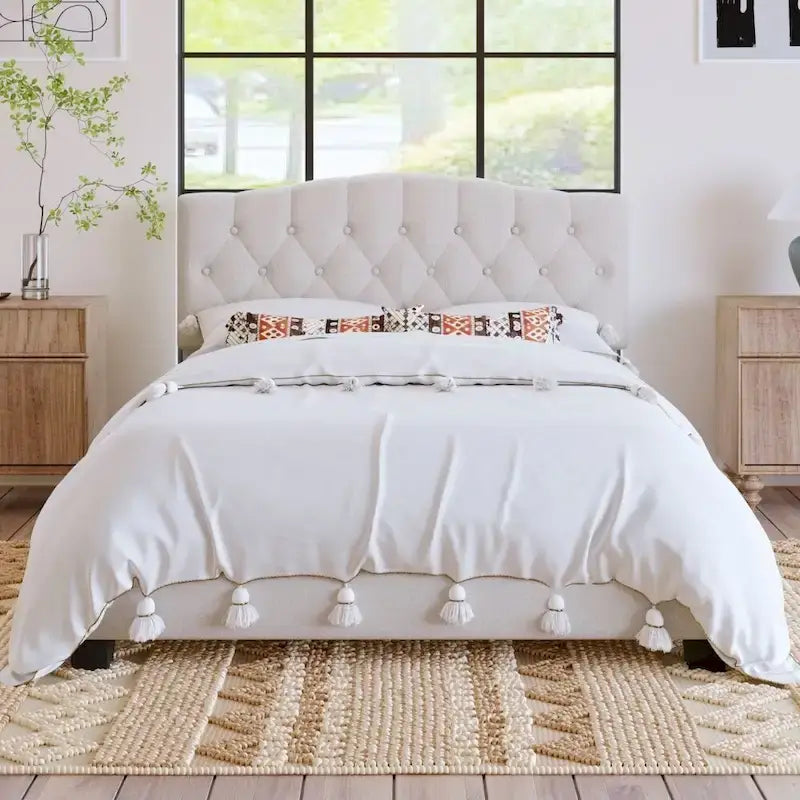 Letto imbottito con piattaforma con testiera curva a sella e dettagli trapuntati a rombi, beige