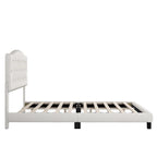 Letto imbottito con piattaforma con testiera curva a sella e dettagli trapuntati a rombi, beige